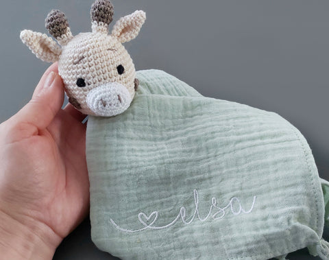 Schnuffeltuch Giraffe bestickt mit Namen in hellem mint